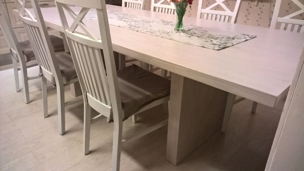 Vaalea keittiön pöytä ja tuolit