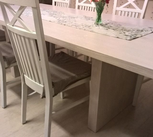 Vaalea keittiön pöytä ja tuolit